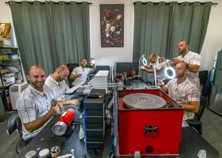 Het team van Dutch Dental Instruments in de slijperij